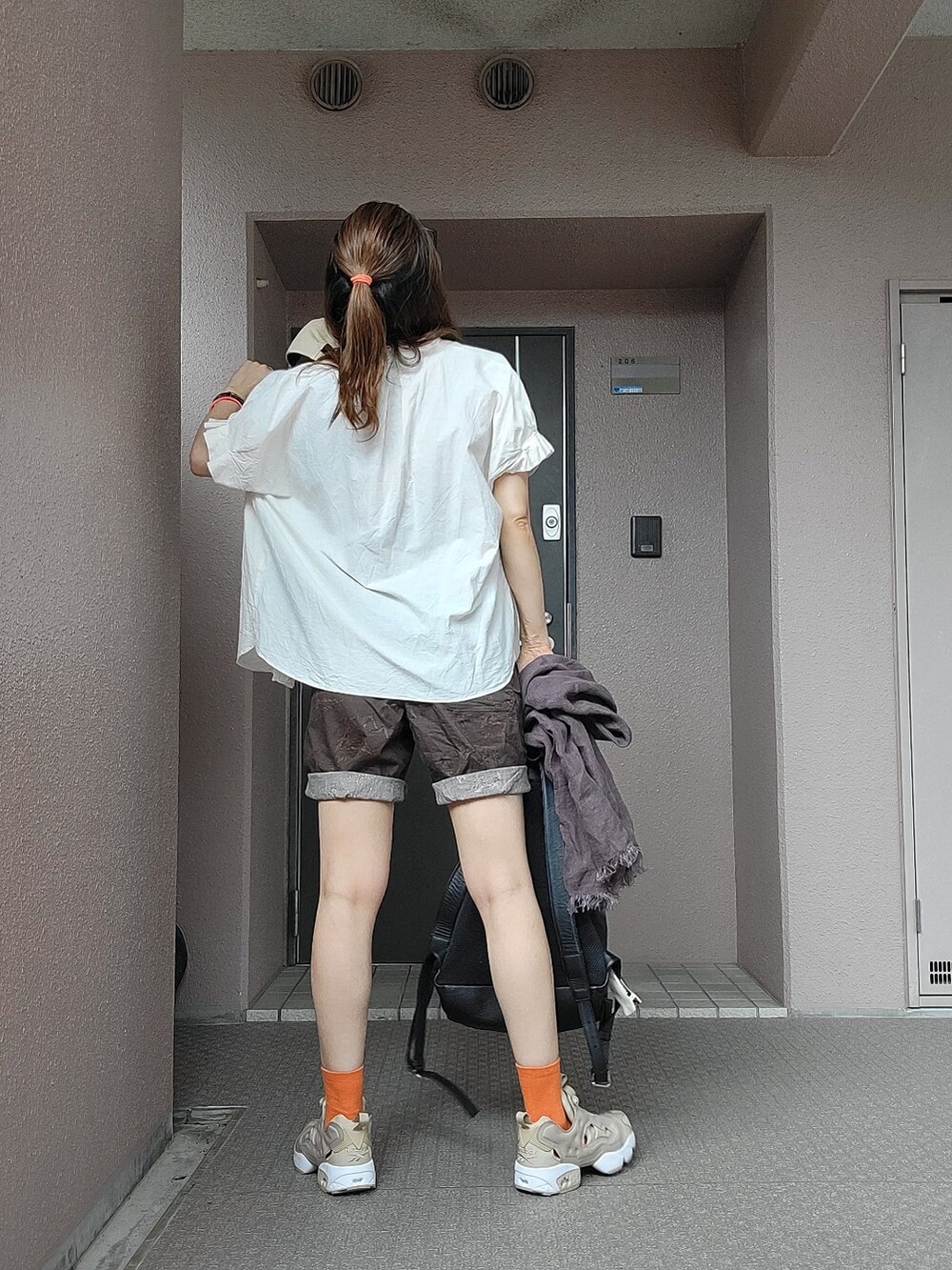 ブラウン系のタンクトップ、ホワイト系のシャツ/ブラウス、ブラウン系のその他パンツを着用したレディースの夏コーディネートの3枚目の写真