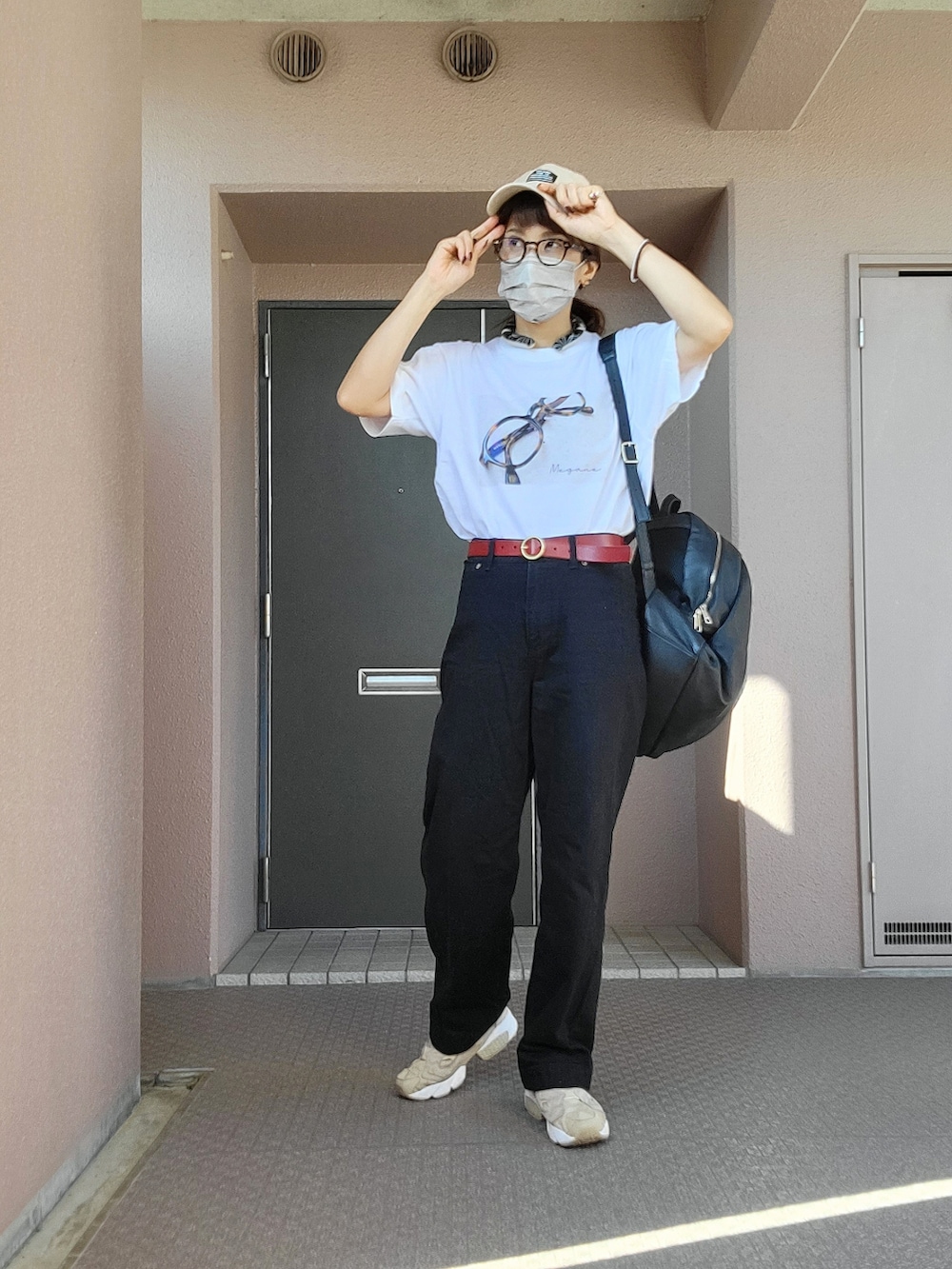 ホワイト系のTシャツ/カットソー、ブラック系のバックパック/リュック、ブラック系のデニムパンツを着用したレディースの秋コーディネートの2枚目の写真