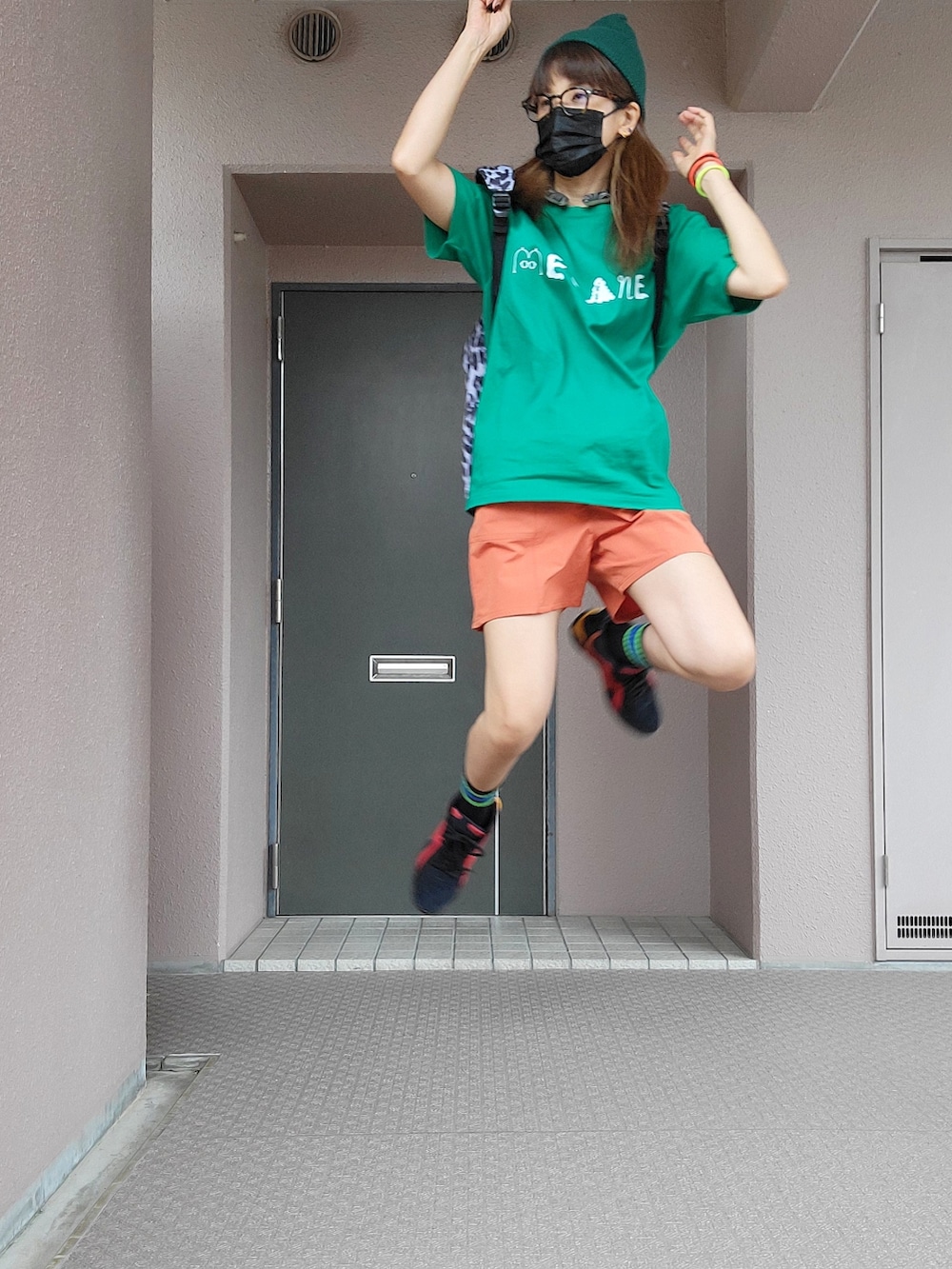 グリーン系のTシャツ/カットソー、その他のバックパック/リュック、オレンジ系のその他パンツを着用したレディースの秋コーディネートの5枚目の写真