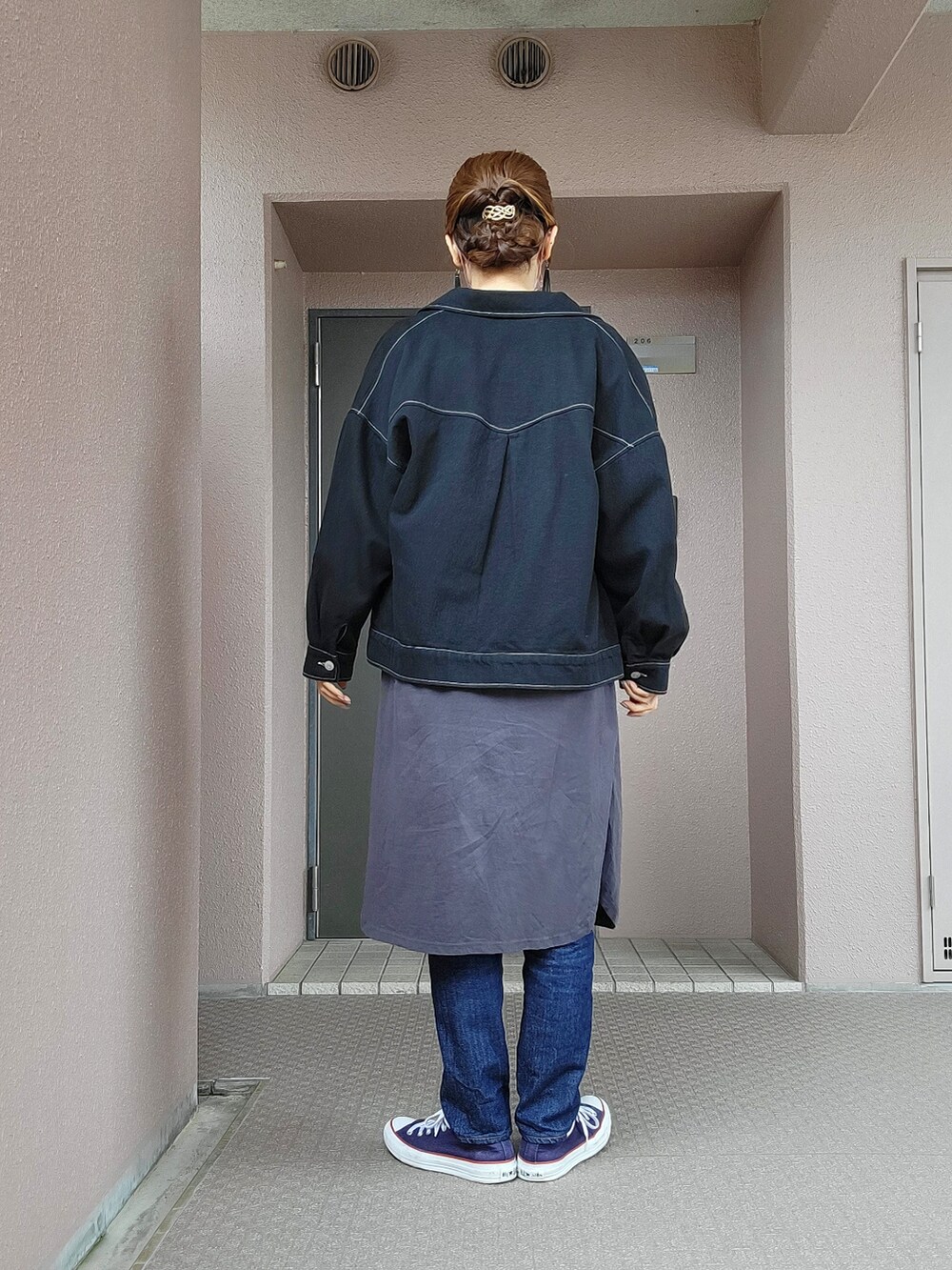 ブルー系のデニムジャケット、グレー系のワンピース、ブルー系のデニムパンツを着用したレディースの春コーディネートの2枚目の写真