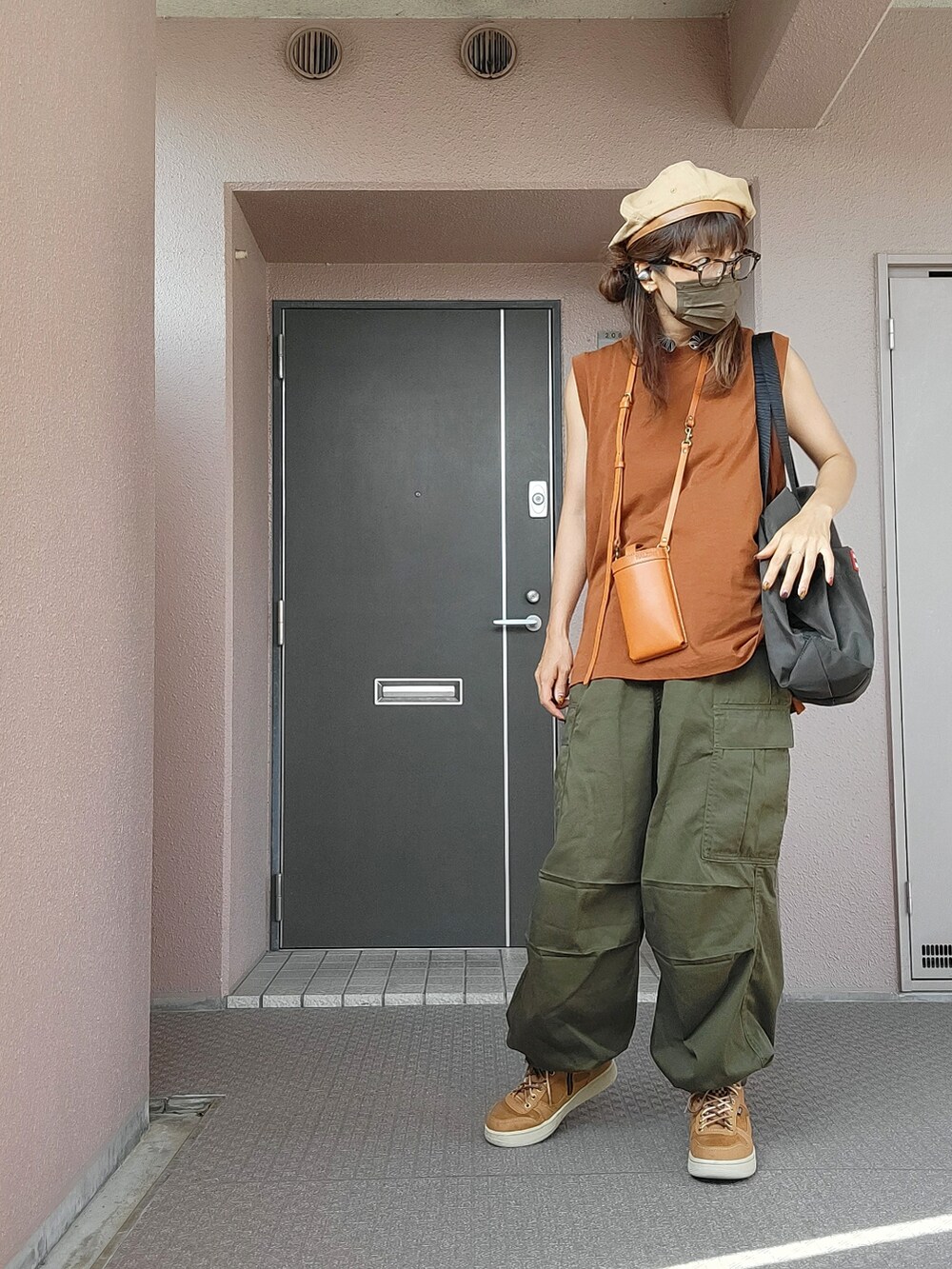 ブラウン系のトップス、グリーン系のトートバッグ、イエロー系のショルダーバッグを着用したレディースの秋コーディネートの2枚目の写真