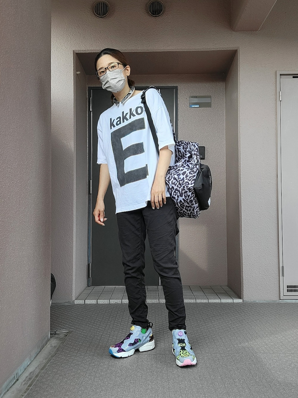 ブラック系のパンツ、その他のスニーカー、ホワイト系のTシャツ/カットソーを着用したレディースの夏コーディネートの2枚目の写真