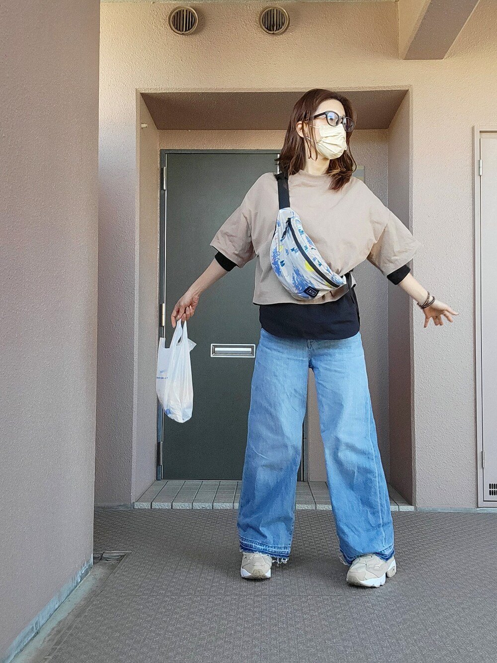 ブラウン系のTシャツ/カットソー、ブラック系のTシャツ/カットソー、ベージュ系のボディバッグ/ウエストポーチを着用したレディースの春コーディネートの4枚目の写真