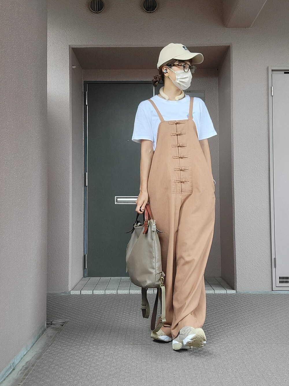 レッド系のサロペット/オーバーオール、ホワイト系のTシャツ/カットソー、ベージュ系のスニーカーを着用したレディースの夏コーディネートの2枚目の写真