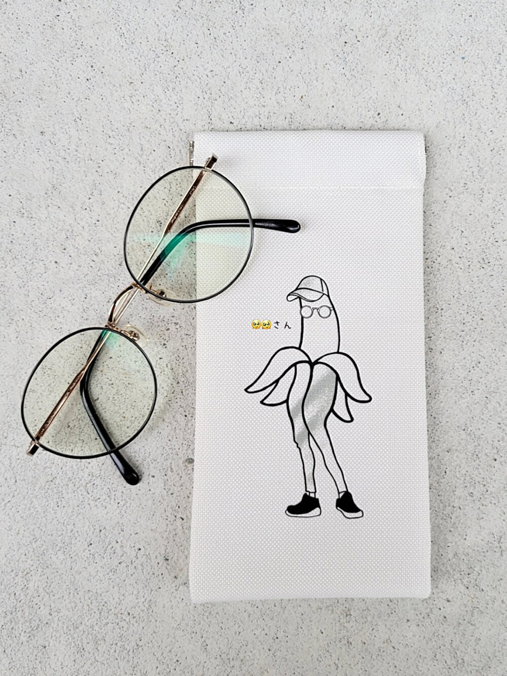 ブルー系のパンツ、ブルー系のスニーカー、ホワイト系のシャツ/ブラウスを着用したレディースの秋コーディネートの2枚目の写真