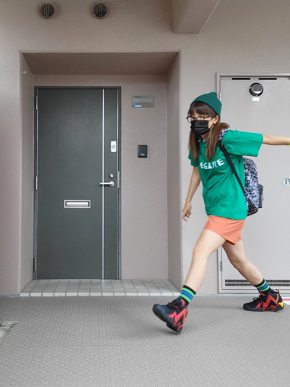 グリーン系のTシャツ/カットソー、その他のバックパック/リュック、オレンジ系のその他パンツを着用したレディースの秋コーディネートの2枚目の写真