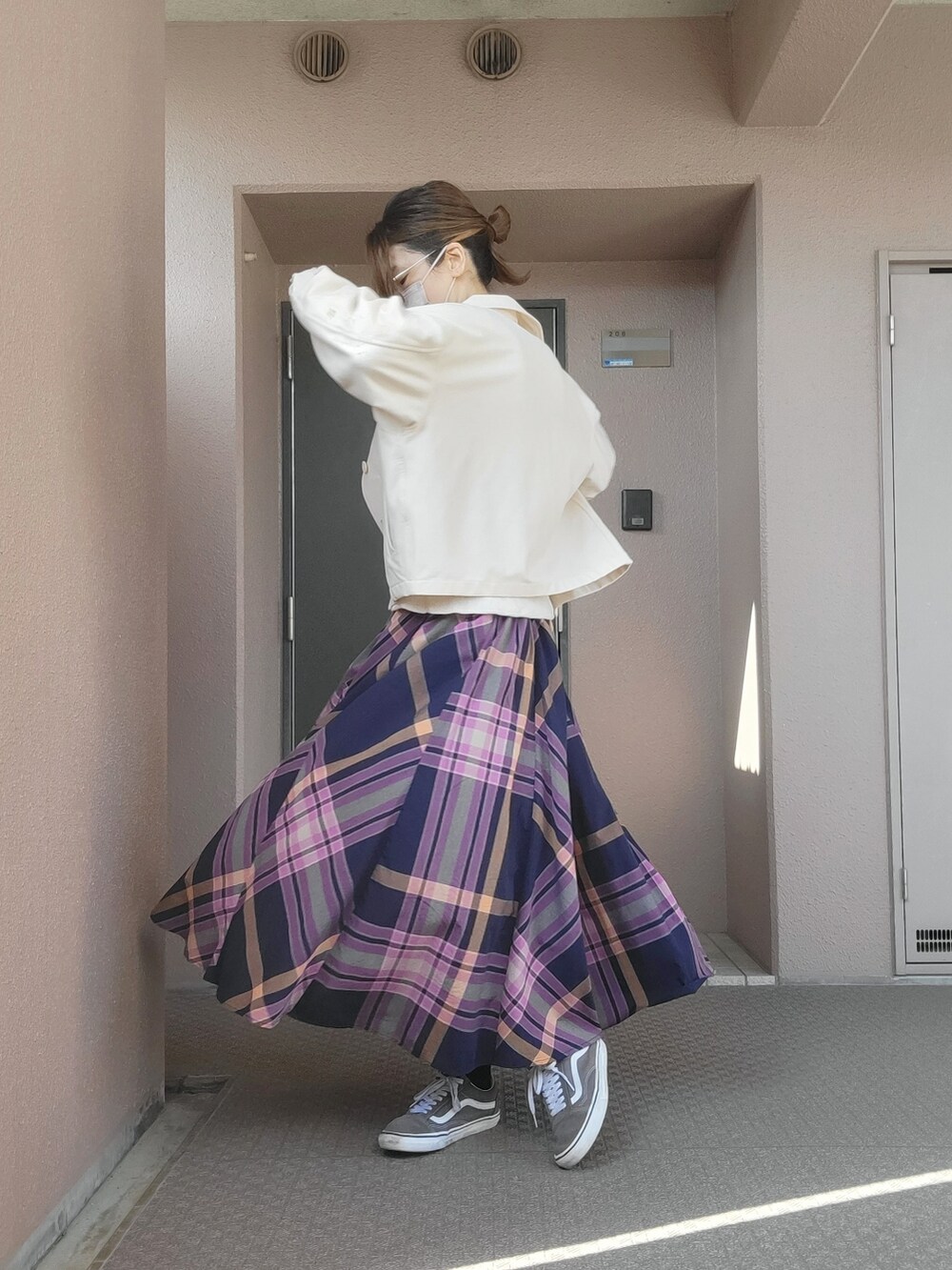 グレー系のスニーカー、その他のスカート、ホワイト系のその他アウターを着用したレディースの春コーディネートの2枚目の写真