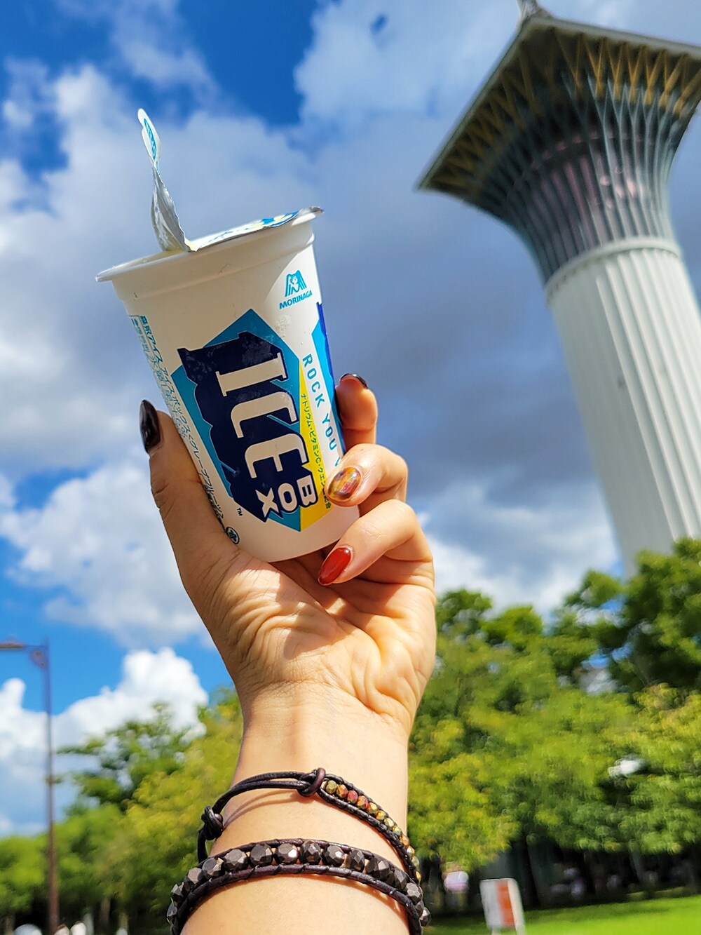 ブラウン系のトートバッグ、ブラック系のワンピース、ブラック系のサンダルを着用したレディースの秋コーディネートの5枚目の写真