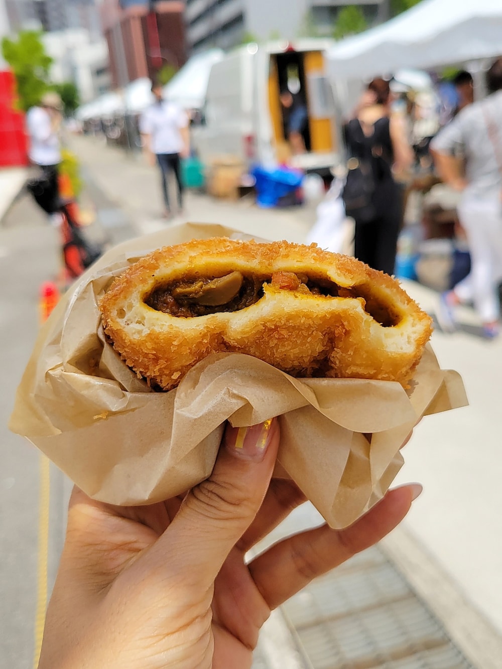 ブラウン系のタンクトップ、ホワイト系のシャツ/ブラウス、ブラウン系のその他パンツを着用したレディースの夏コーディネートの5枚目の写真