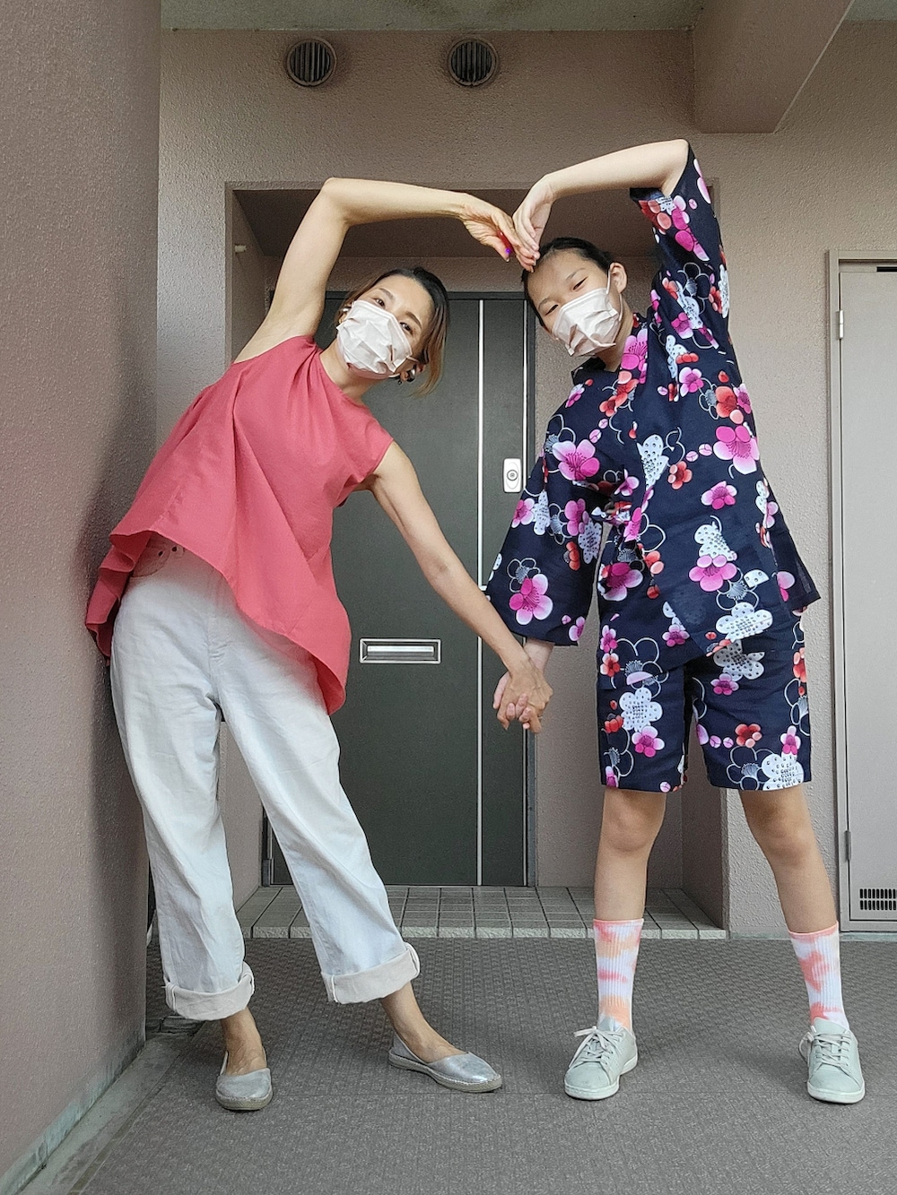 ホワイト系のデニムパンツ、シルバー系のスリッポン、ピンク系のタンクトップを着用したレディースの夏コーディネートの4枚目の写真