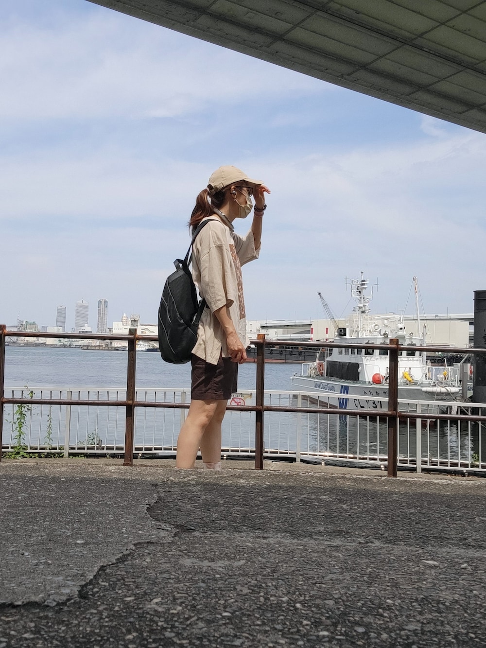 ブラウン系のその他パンツ、ベージュ系のスニーカー、ベージュ系のTシャツ/カットソーを着用したレディースの夏コーディネートの2枚目の写真