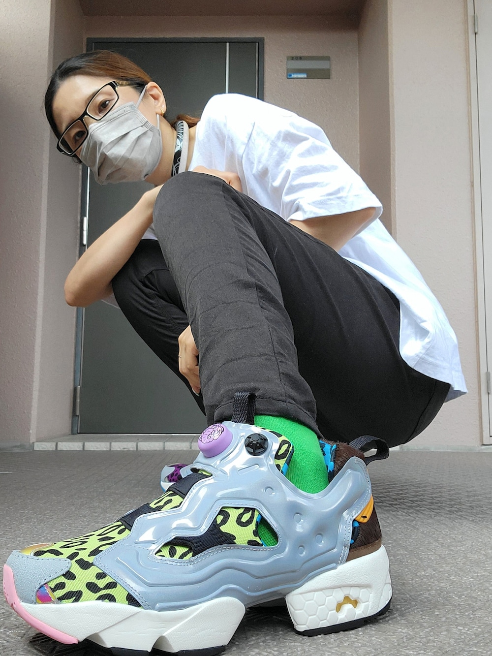 ブラック系のパンツ、その他のスニーカー、ホワイト系のTシャツ/カットソーを着用したレディースの夏コーディネートの3枚目の写真