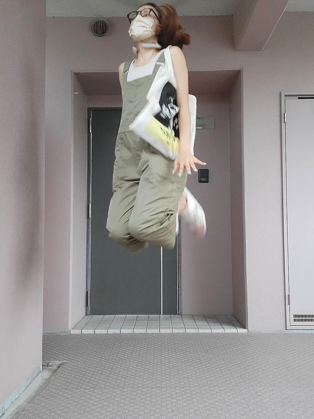 グリーン系のオールインワン・サロペット、その他のエコバッグ/サブバッグ、ホワイト系のサンダルを着用したレディースの夏コーディネートの5枚目の写真