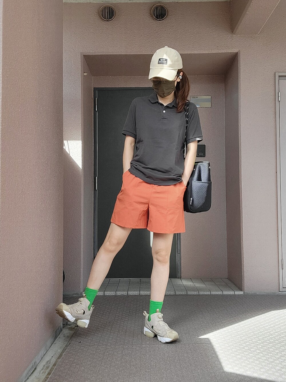 ベージュ系のスニーカー、オレンジ系のその他パンツ、ブラック系のトートバッグを着用したレディースの夏コーディネートの2枚目の写真