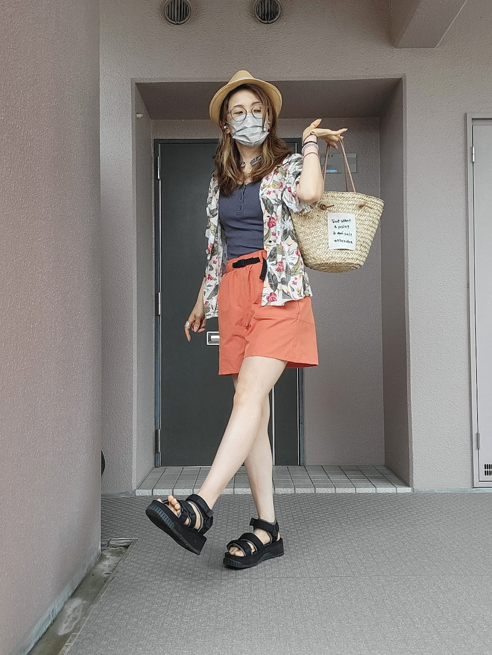 ブラック系のサンダル、オレンジ系のその他パンツ、ピンク系のシャツ/ブラウスを着用したレディースの夏コーディネートの2枚目の写真