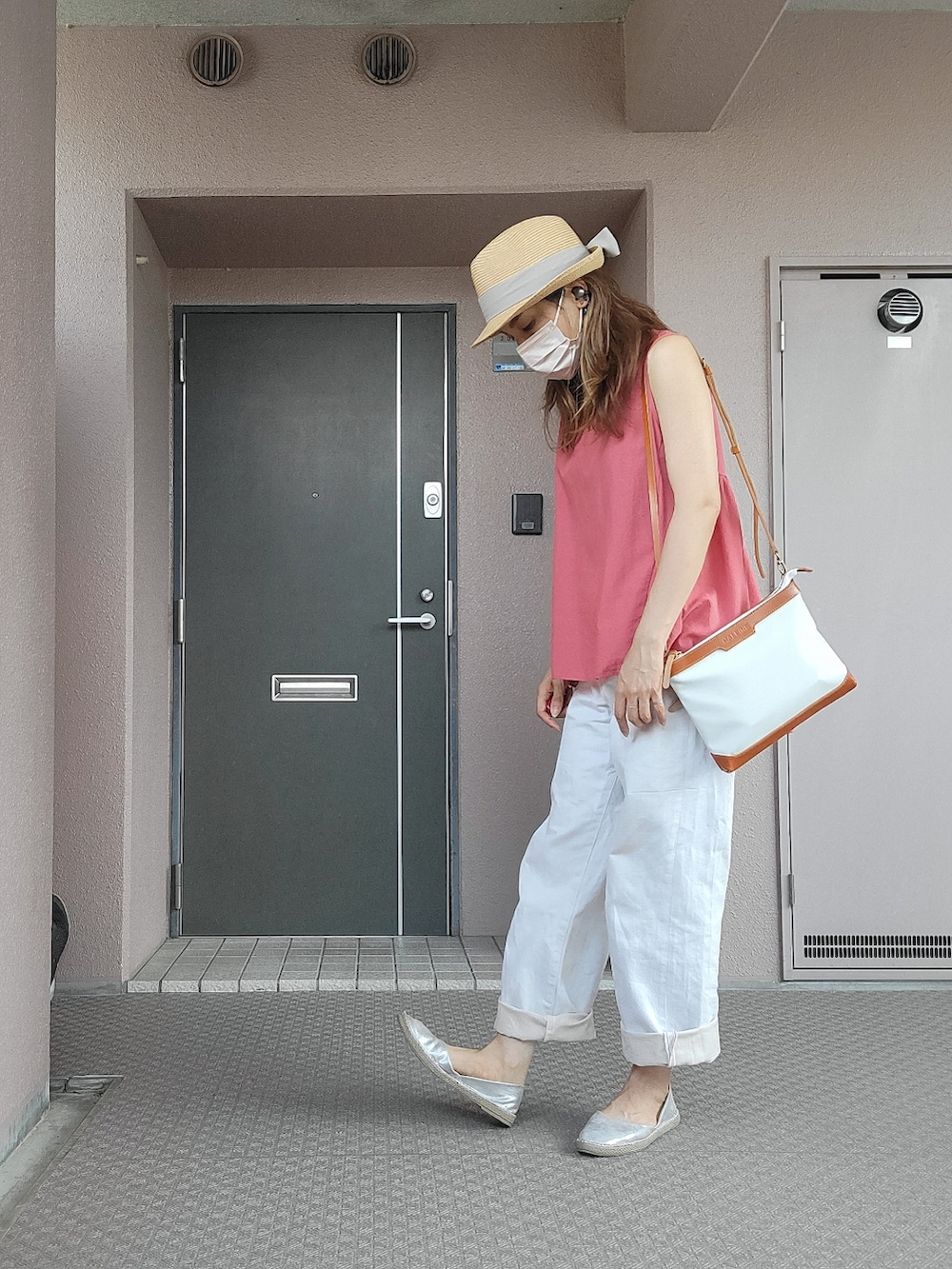 ホワイト系のデニムパンツ、シルバー系のスリッポン、ピンク系のタンクトップを着用したレディースの夏コーディネートの2枚目の写真