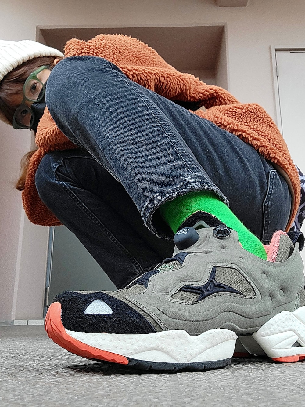 オレンジ系のジャケット/アウター、その他のバックパック/リュック、ブラック系のデニムパンツを着用したレディースの冬コーディネートの2枚目の写真