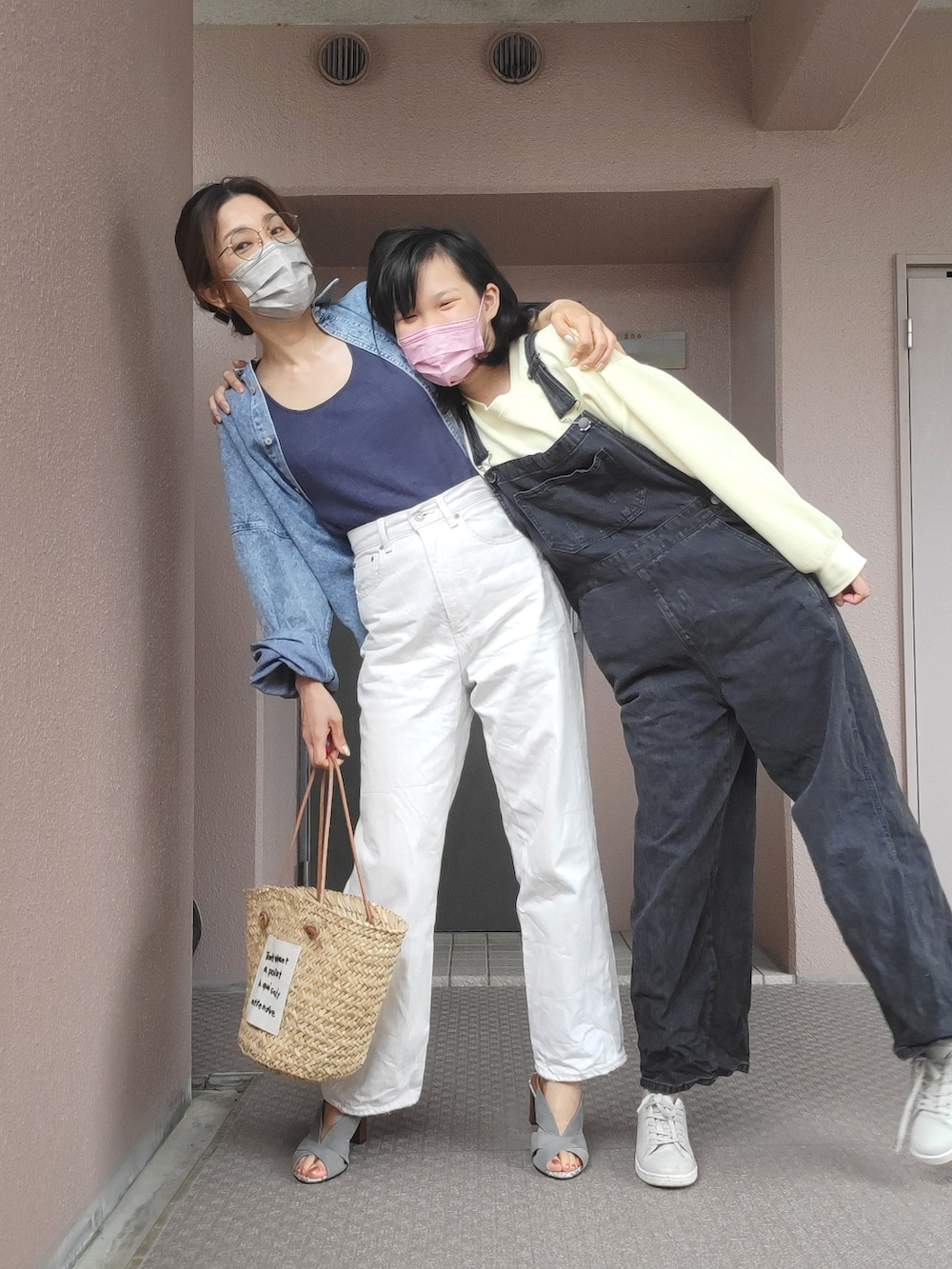 ホワイト系のデニムパンツ、ベージュ系のかごバッグ、グレー系のサンダルを着用したレディースの夏コーディネートの5枚目の写真