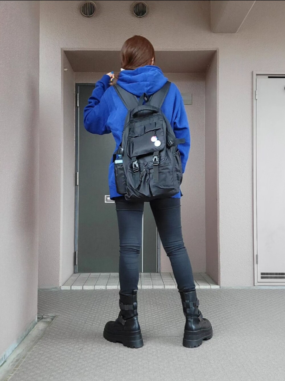 ブラック系のその他パンツ、ブルー系のパーカー、ブラック系のバックパック/リュックを着用したレディースの秋コーディネートの3枚目の写真