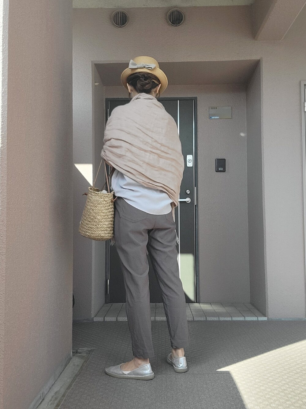 ベージュ系のその他パンツ、シルバー系のスリッポン、ベージュ系のかごバッグを着用したレディースの夏コーディネートの2枚目の写真