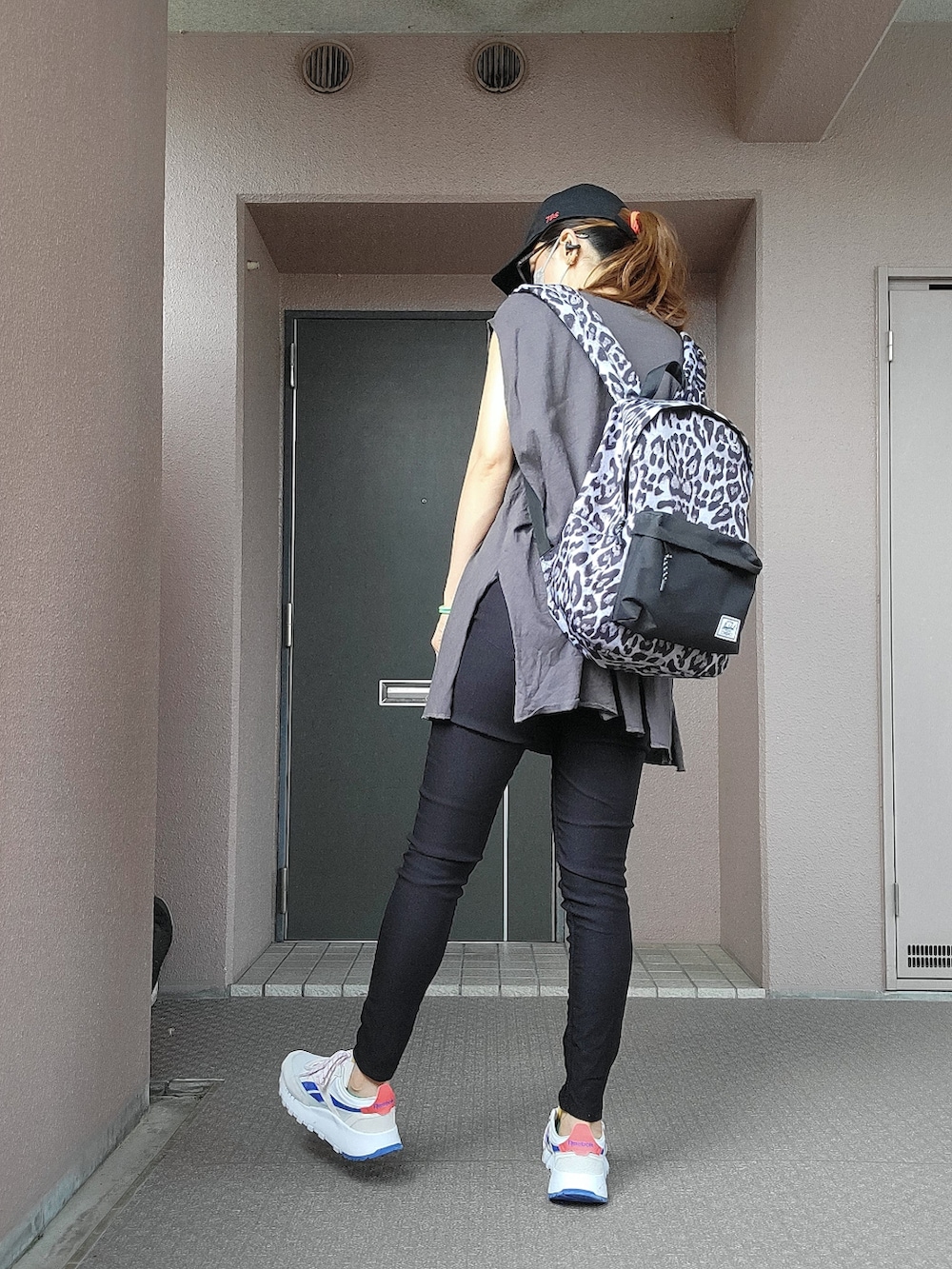 ブラック系のその他パンツ、グレー系のTシャツ/カットソー、その他のバックパック/リュックを着用したレディースの夏コーディネートの4枚目の写真