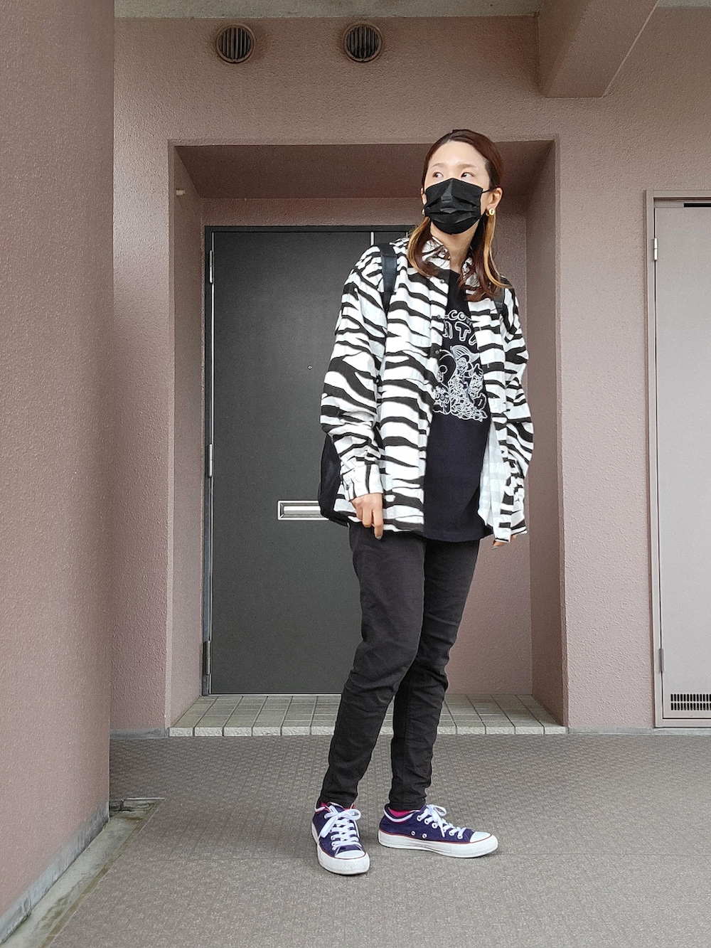 ブラック系のパンツ、ブラック系のTシャツ/カットソー、ブラック系のシャツ/ブラウスを着用したレディースの春コーディネートの2枚目の写真