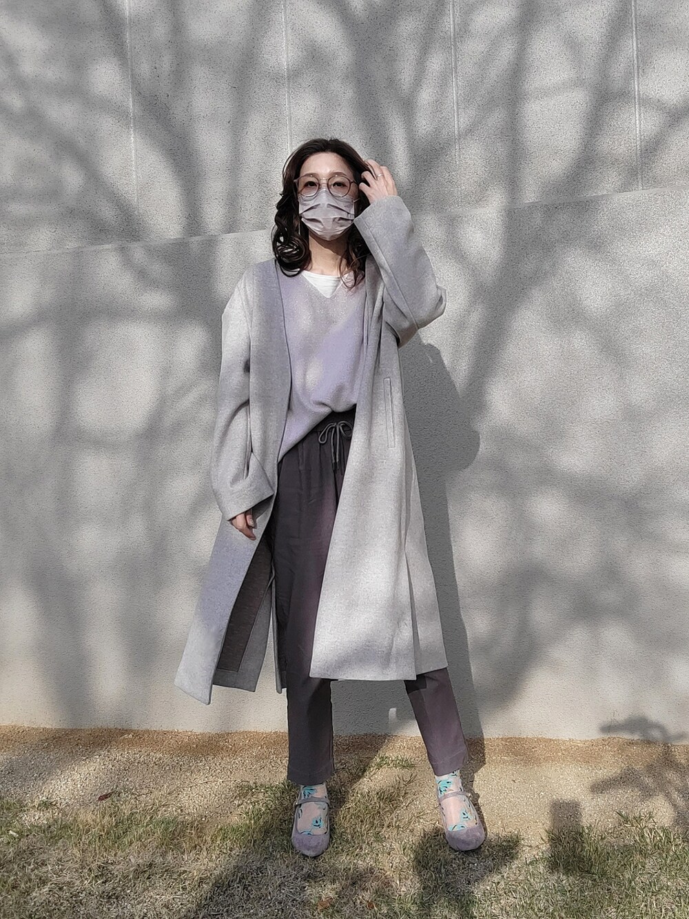 ベージュ系のその他パンツ、ベージュ系のノーカラーコート、ピンク系のニット/セーターを着用したレディースの春コーディネートの2枚目の写真