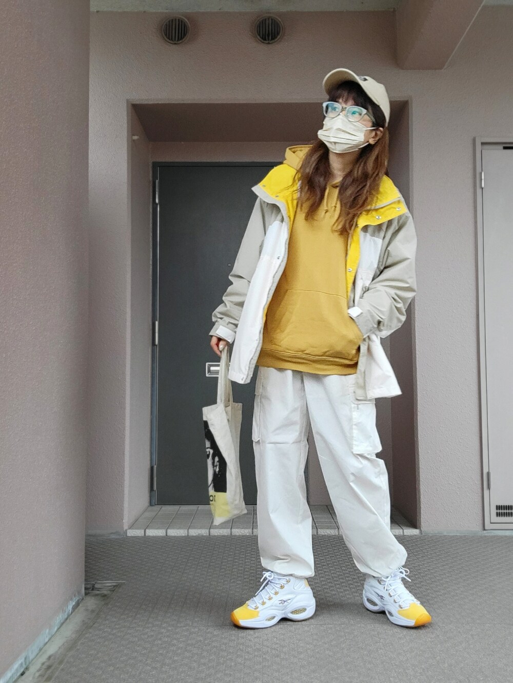 ホワイト系のカーゴパンツ、ホワイト系のスニーカー、その他のエコバッグ/サブバッグを着用したレディースの春コーディネートの2枚目の写真