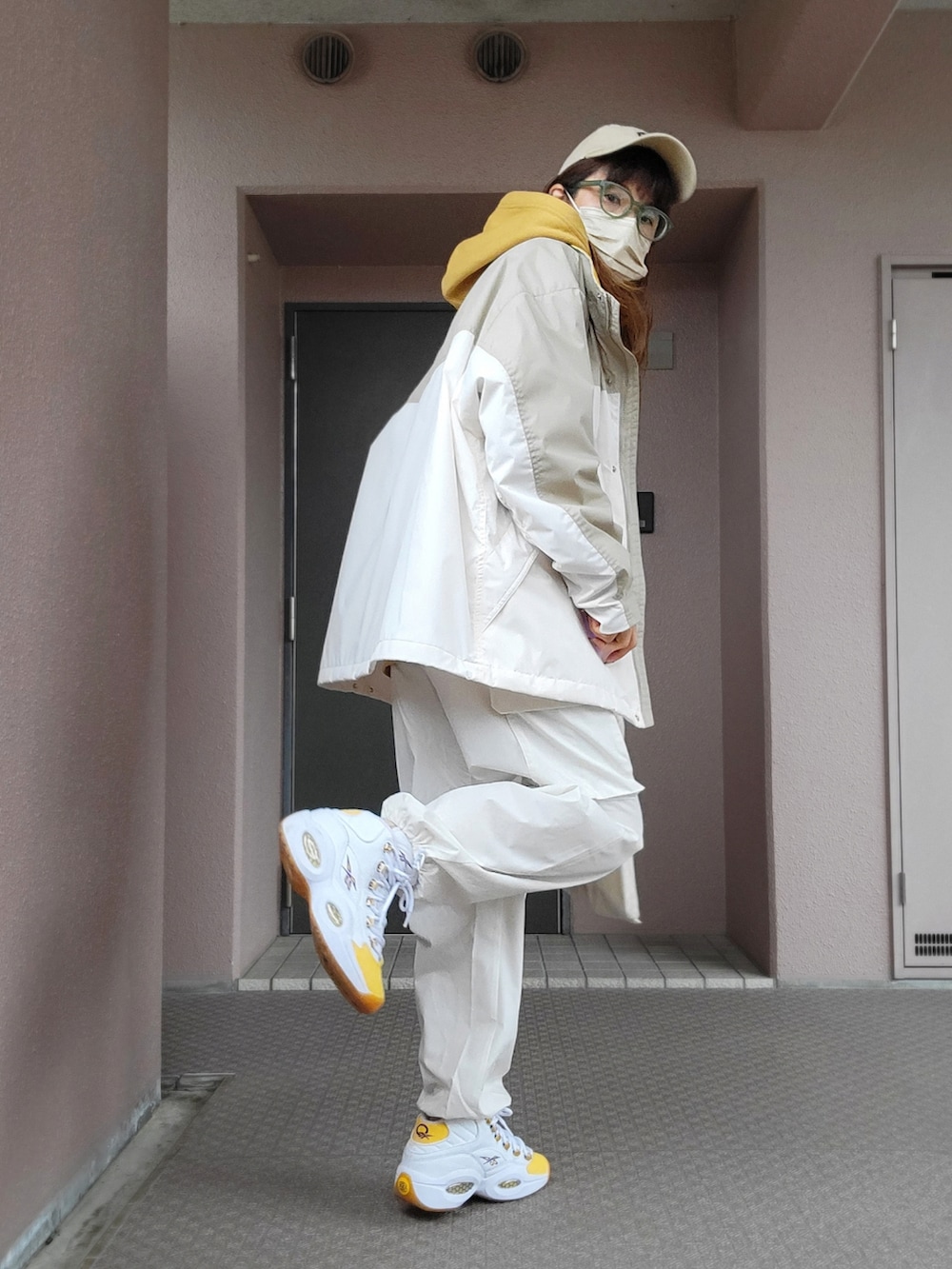 ホワイト系のカーゴパンツ、ホワイト系のスニーカー、その他のエコバッグ/サブバッグを着用したレディースの春コーディネートの3枚目の写真