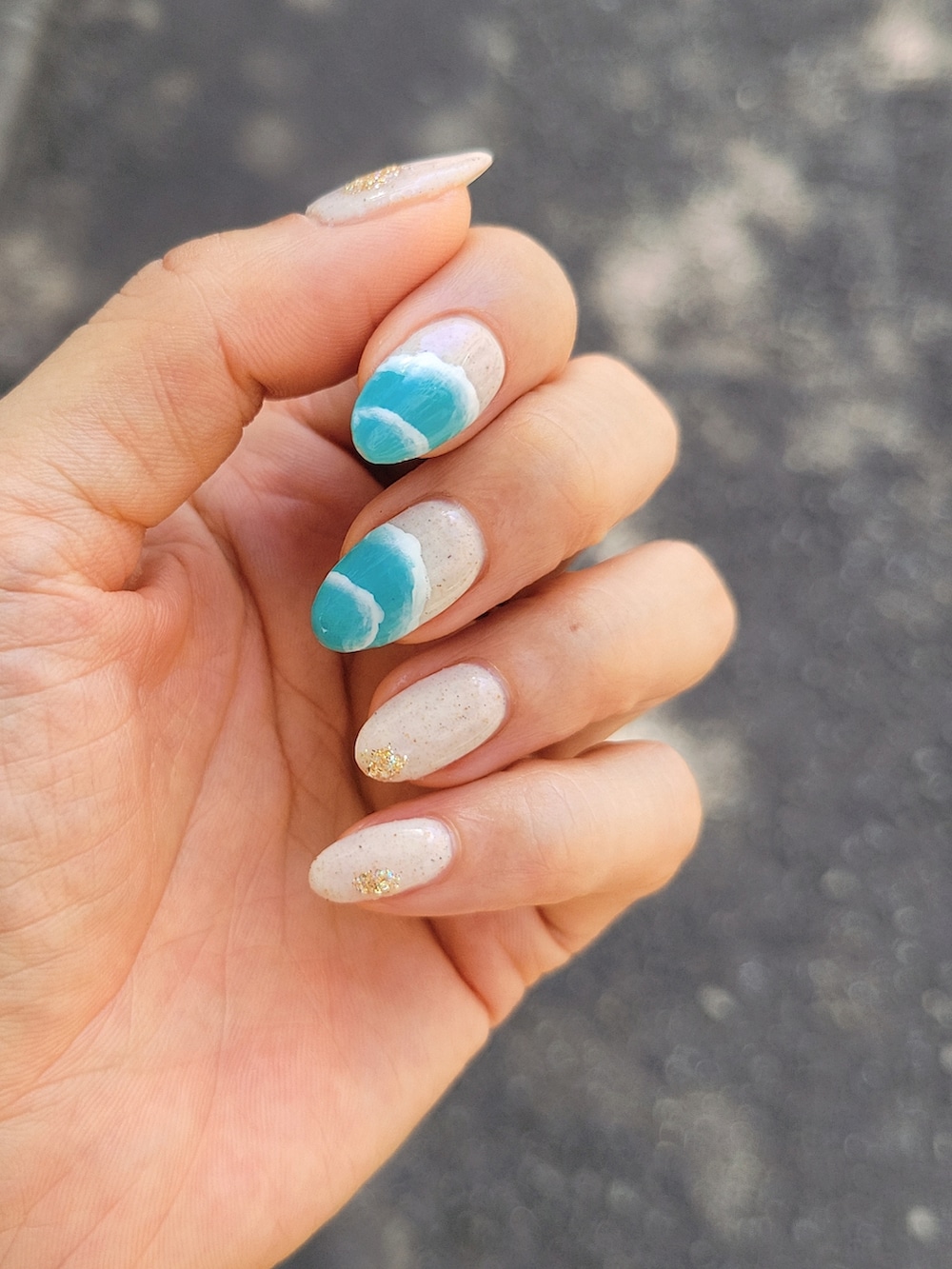 イエロー系のタンクトップ、グリーン系のトートバッグ、イエロー系のパンツを着用したレディースの夏コーディネートの3枚目の写真