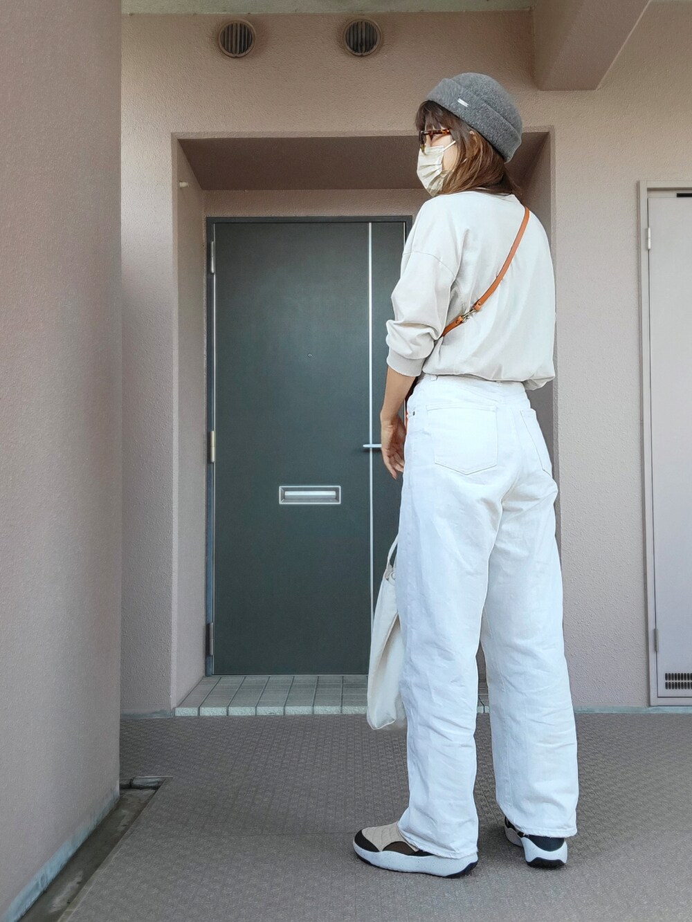 ベージュ系のTシャツ/カットソー、イエロー系のショルダーバッグ、ホワイト系のエコバッグ/サブバッグを着用したレディースの秋コーディネートの4枚目の写真