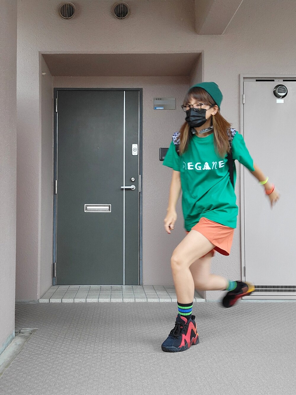 グリーン系のTシャツ/カットソー、その他のバックパック/リュック、オレンジ系のその他パンツを着用したレディースの秋コーディネートの3枚目の写真
