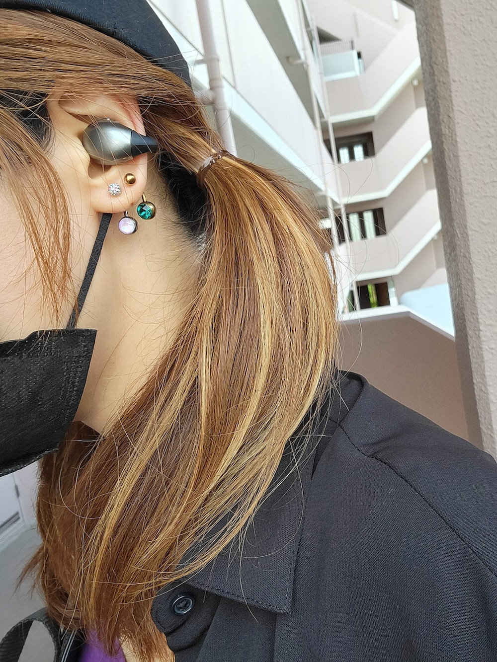 ブラック系のシャツ/ブラウス、ホワイト系のその他パンツ、パープル系のスニーカーを着用したレディースの夏コーディネートの3枚目の写真