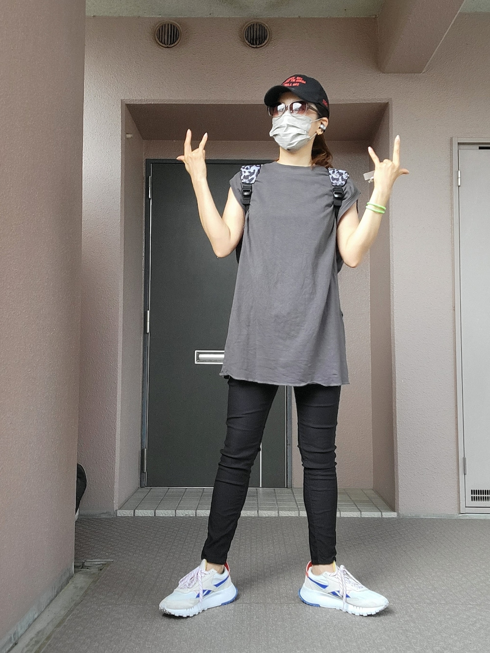 ブラック系のその他パンツ、グレー系のTシャツ/カットソー、その他のバックパック/リュックを着用したレディースの夏コーディネートの2枚目の写真
