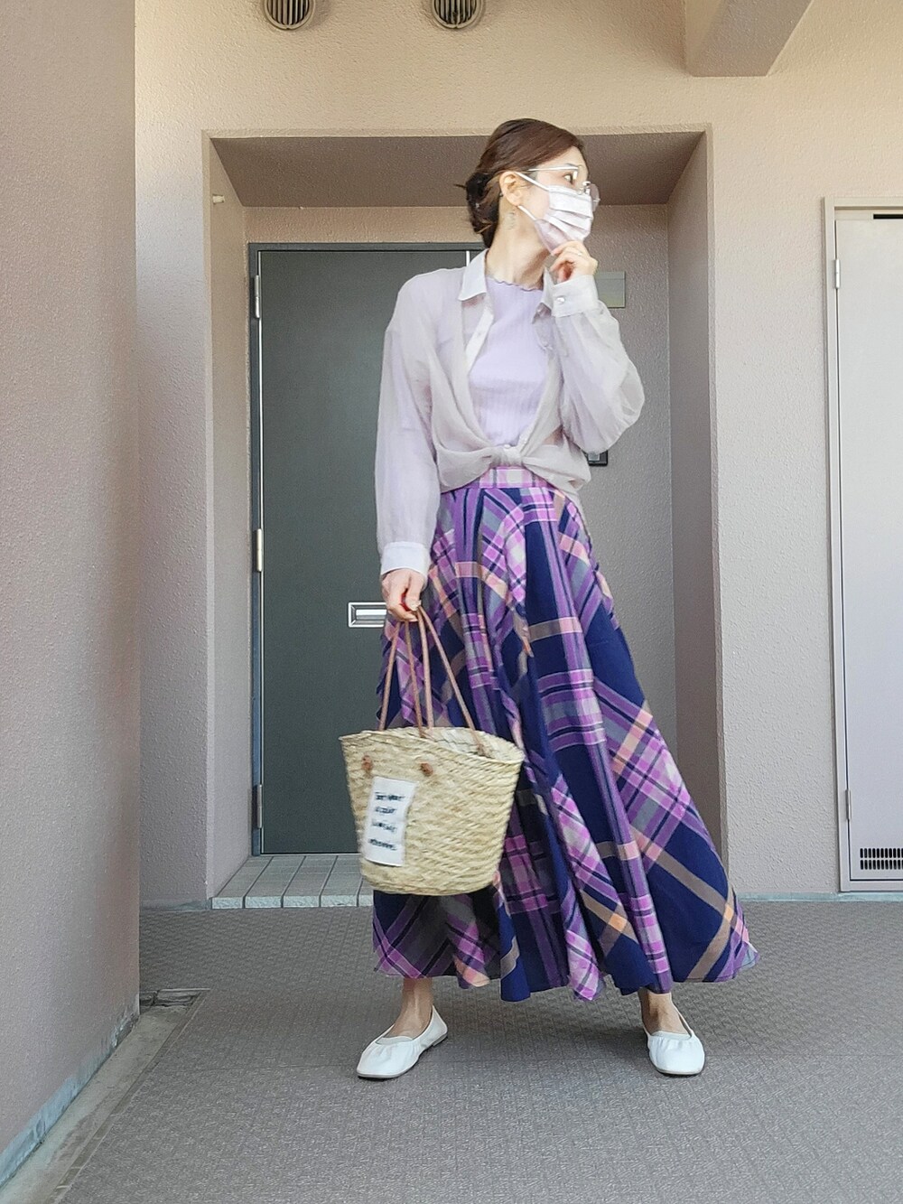 ベージュ系のかごバッグ、その他のスカート、ホワイト系のパンプスを着用したレディースの春コーディネートの3枚目の写真