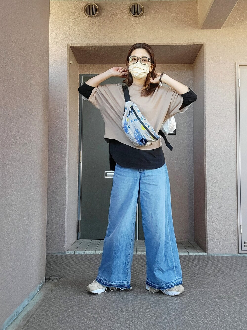 ブラウン系のTシャツ/カットソー、ブラック系のTシャツ/カットソー、ベージュ系のボディバッグ/ウエストポーチを着用したレディースの春コーディネートの2枚目の写真