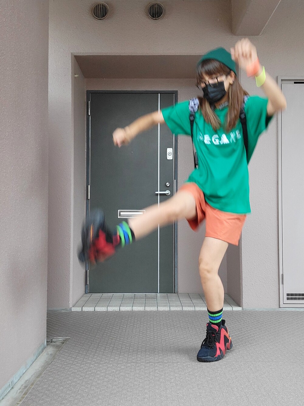 グリーン系のTシャツ/カットソー、その他のバックパック/リュック、オレンジ系のその他パンツを着用したレディースの秋コーディネートの4枚目の写真