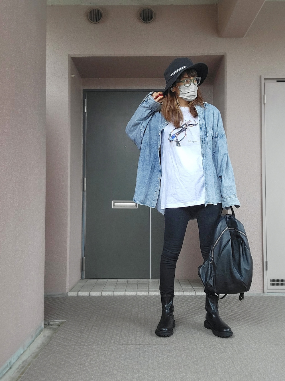 グリーン系のその他パンツ、ブラック系のバックパック/リュック、ブラック系のブーツを着用したレディースの秋コーディネートの2枚目の写真