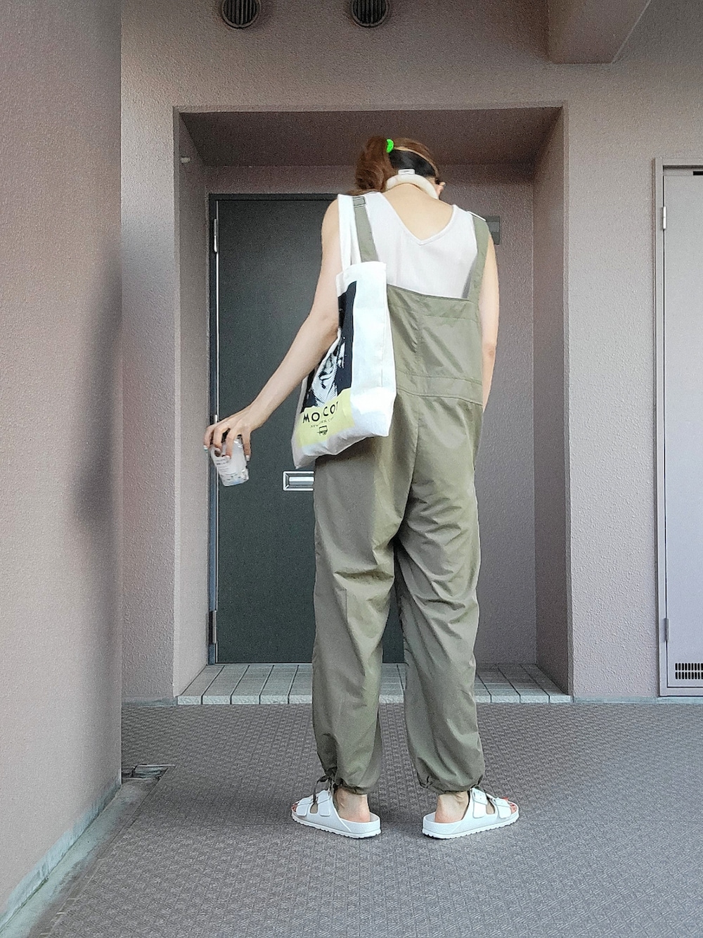 グリーン系のオールインワン・サロペット、その他のエコバッグ/サブバッグ、ホワイト系のサンダルを着用したレディースの夏コーディネートの2枚目の写真