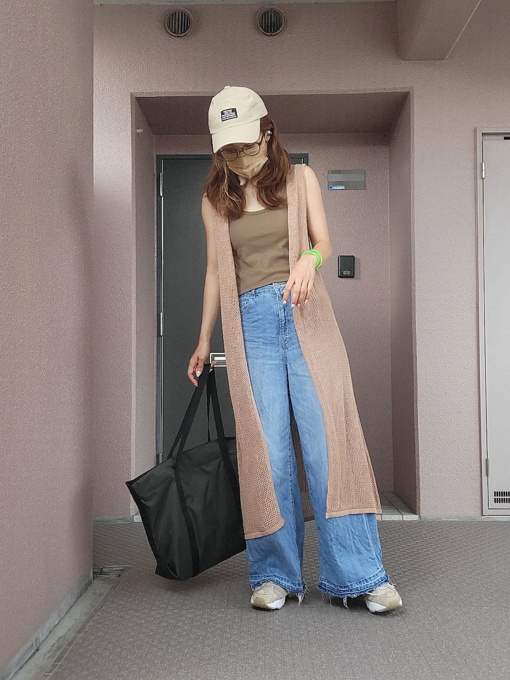 グリーン系のタンクトップ、ベージュ系のワンピース、ブルー系のデニムパンツを着用したレディースの夏コーディネートの2枚目の写真