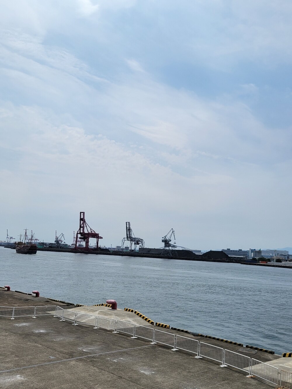 ブラウン系のその他パンツ、ベージュ系のスニーカー、ベージュ系のTシャツ/カットソーを着用したレディースの夏コーディネートの3枚目の写真