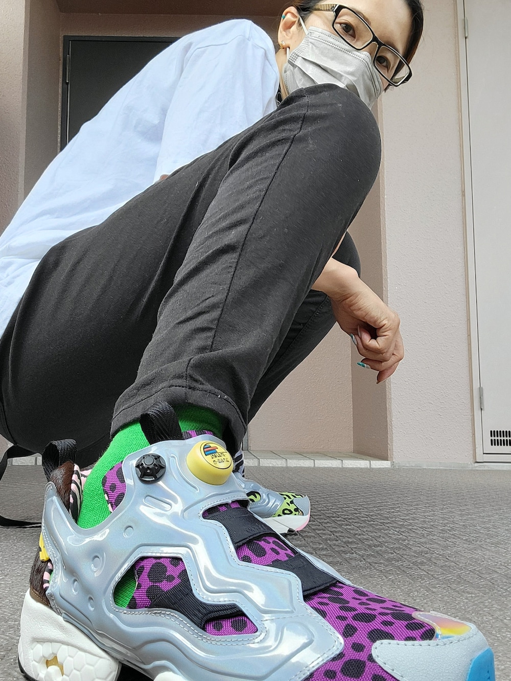 ブラック系のパンツ、その他のスニーカー、ホワイト系のTシャツ/カットソーを着用したレディースの夏コーディネートの4枚目の写真