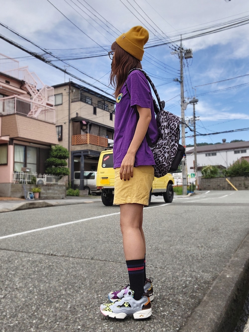 パープル系のTシャツ/カットソー、その他のバックパック/リュック、イエロー系のパンツを着用したレディースの夏コーディネートの2枚目の写真