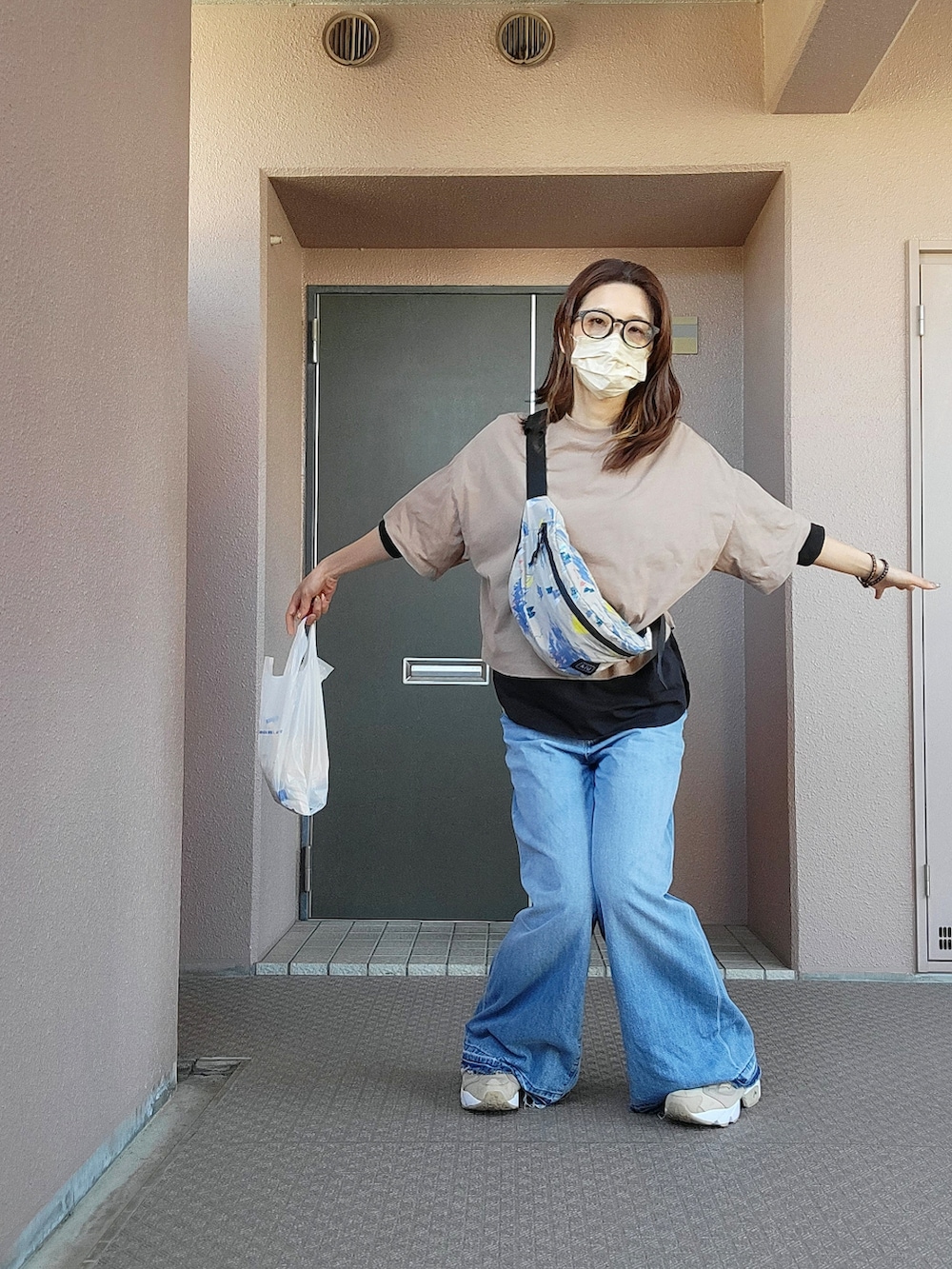 ブラウン系のTシャツ/カットソー、ブラック系のTシャツ/カットソー、ベージュ系のボディバッグ/ウエストポーチを着用したレディースの春コーディネートの3枚目の写真