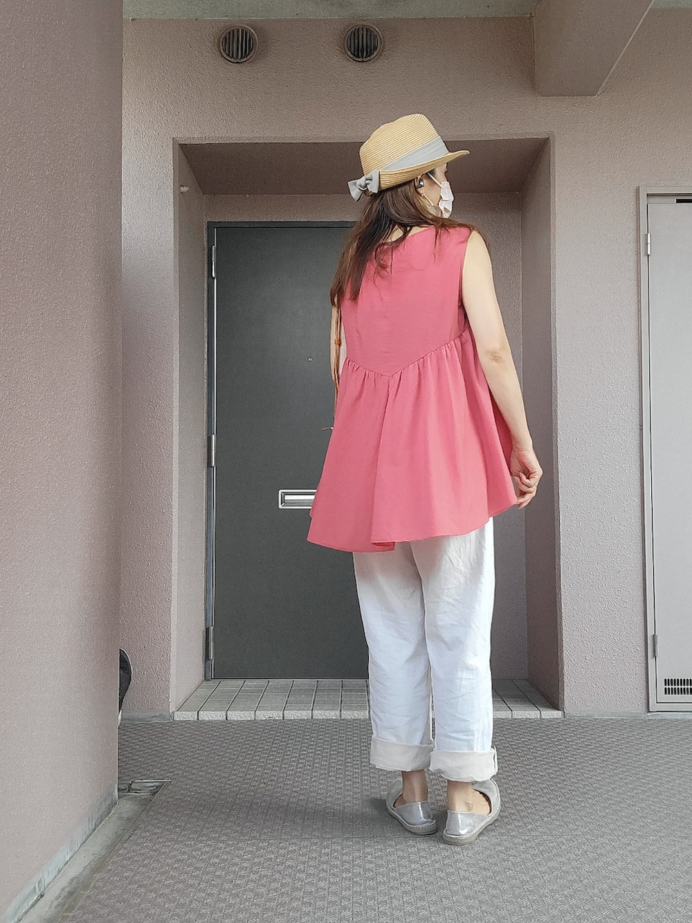 ホワイト系のデニムパンツ、シルバー系のスリッポン、ピンク系のタンクトップを着用したレディースの夏コーディネートの3枚目の写真