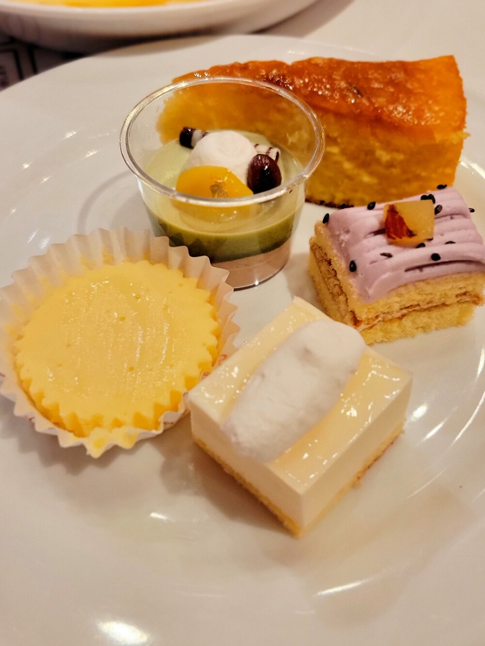 ブルー系のデニムパンツ、グレー系のスニーカー、ブラウン系のニット/セーターを着用したレディースの秋コーディネートの5枚目の写真