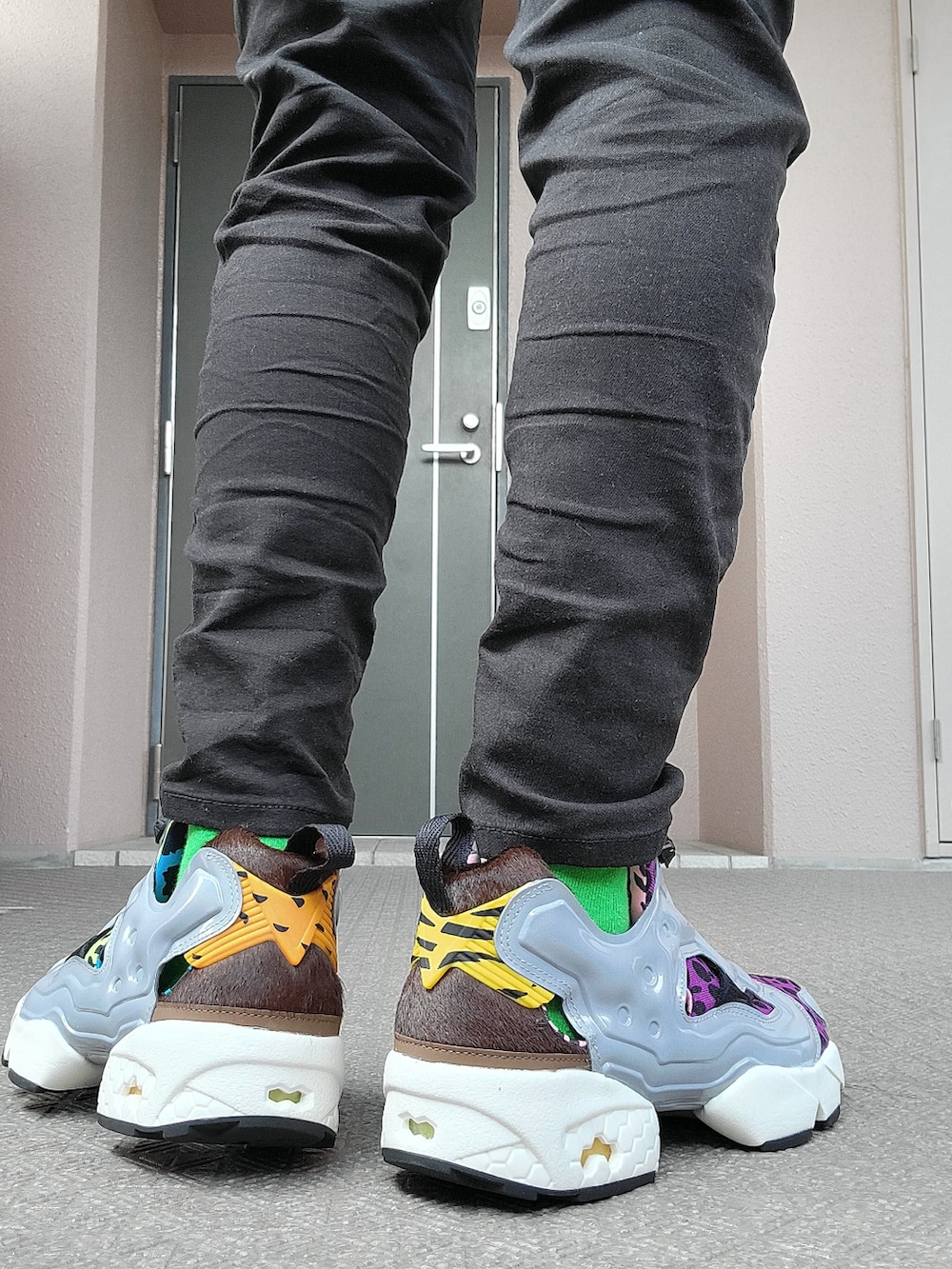 ブラック系のパンツ、その他のスニーカー、ホワイト系のTシャツ/カットソーを着用したレディースの夏コーディネートの5枚目の写真