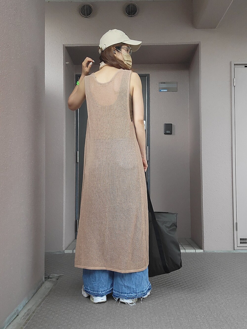 グリーン系のタンクトップ、ベージュ系のワンピース、ブルー系のデニムパンツを着用したレディースの夏コーディネートの4枚目の写真