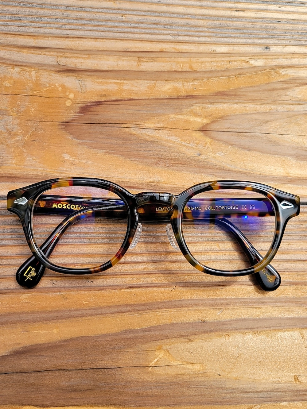 ブラウン系のTシャツ/カットソー、ホワイト系のショルダーバッグ、ベージュ系のその他パンツを着用したレディースの夏コーディネートの3枚目の写真