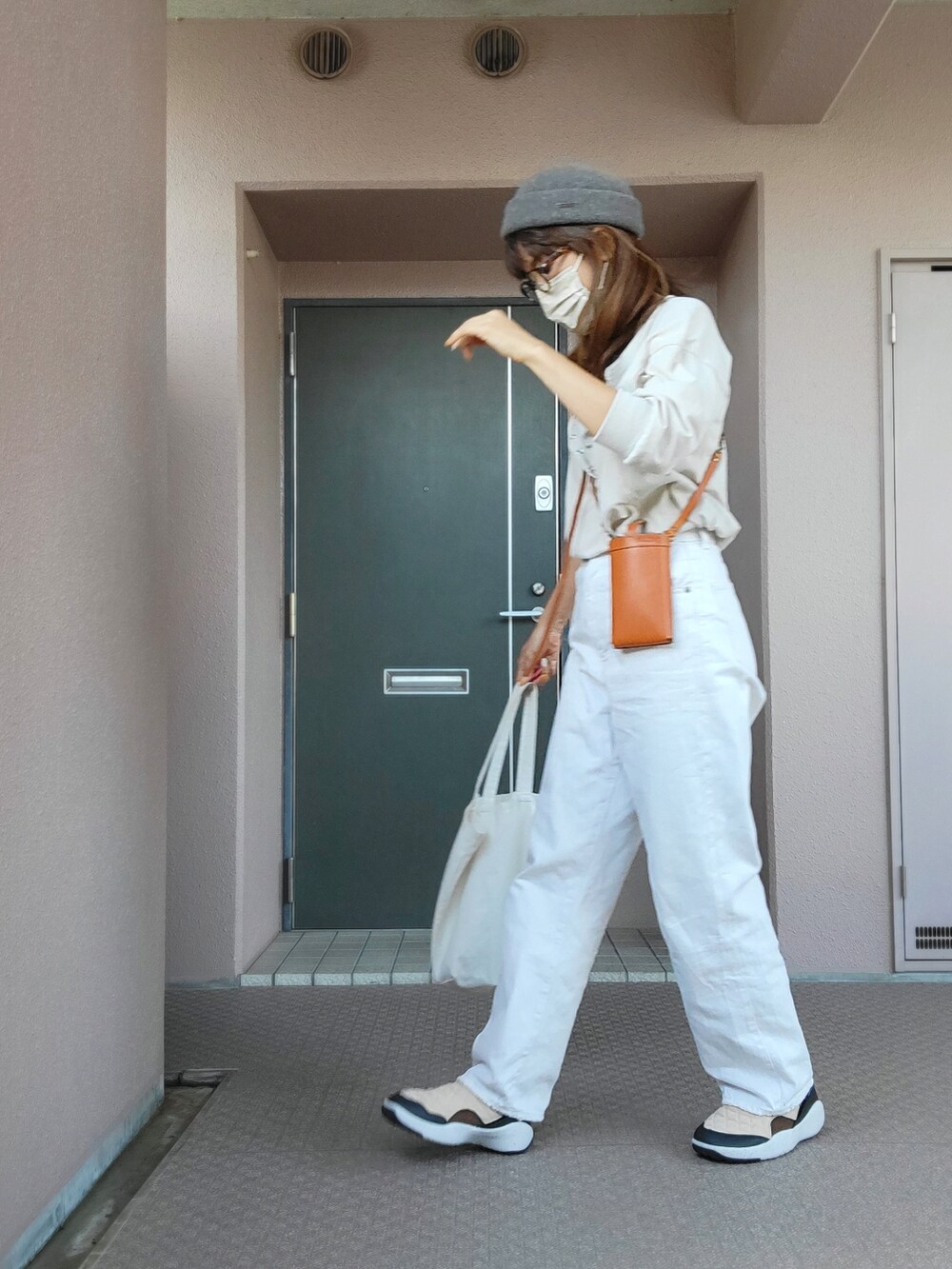 ベージュ系のTシャツ/カットソー、イエロー系のショルダーバッグ、ホワイト系のエコバッグ/サブバッグを着用したレディースの秋コーディネートの3枚目の写真